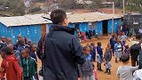 刘芸非洲之旅，与贫民窟的孩子们亲切拍照，看他们跳舞