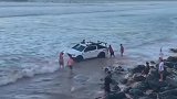 澳大利亚男子开车在海滩行驶时遭巨浪袭击 汽车被淹没