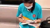 坐在地铁上还在认真学习