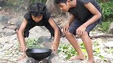 荒野美食：原始技术--小野孩荒野中配上秘制辣酱烹饪鸡腿吃