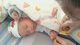 给宝宝剪个指甲真困难，全程不敢发出一点声音，宝妈我太难了