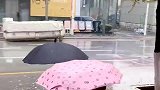 这么冷的天情侣还打两把伞，被大哥怒声训斥，两人又迈近了一步！