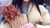 1毛钱一串的爆辣小串，妹子买了一大把，真是不差钱