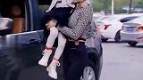 生完孩子还是小蛮腰，辣妈秀一下技术，竟然倒立钻车？