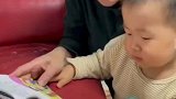 姥姥给一岁宝宝讲故事，宝宝全程抢答