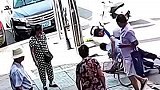 店员见老人晕倒路边，立马放下工作过去搀扶，点滴善举也有大爱！