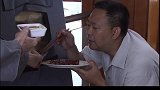 后妈哭诉男子爹的遗愿 男子端一盘烤鸭投喂画像