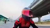 摩托车临近路口变道，反被后方轿车撞上