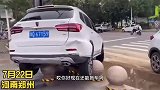 郑州暴雨过后大量泡水车滞留路边，拖车费也涨了好几倍