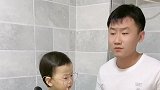 三岁女儿想唱歌，爸爸这样套路宝宝，咋一看有点像小版宋丹丹啊