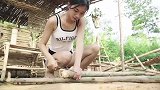 勤劳能干的小莉靠山吃山，动用灵巧的双手制作一张竹木结构休闲椅