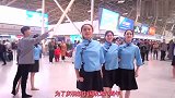 爱国快闪！当首都机场音乐响起那一刻，旅客全都停下来合唱！