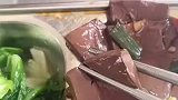 女子在食堂点了一份鸭血，用筷子夹不断