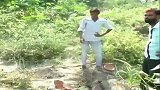 印度男子挖坑欲埋夭折的女儿，结果挖出一个在哭的女婴
