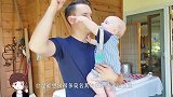 爸爸突然用手指着1岁宝宝，接下来宝宝的举动，爸妈瞬间笑岔气了