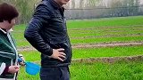 小伙脚法行云流水，三分钟干完一亩地，母亲的操作是关键！