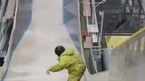 7岁男孩征服43米冠军滑雪跳，厉害了少年！未来可期