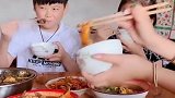 袖珍小夫妻到舅舅家做客，吃着锅里的鸭子还惦记着剩下的一只