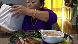 看看这个泰国女人怎么吃东西