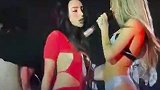 与亚马尔分手后 前女友身穿火辣劲装登台演唱