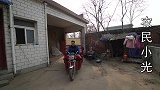 小光去城里还三姨钱，给三姨带50斤面粉，妈妈为什么拦着不让带