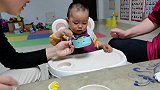 小孔宝喝粥直接跳过了勺子，小手抓着喝的好快，小勺子太耽误事了