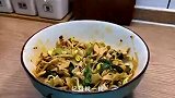 如何在家做出下饭的水煮肉片？2分钟就能学会，新手小白也能学会