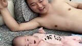 一回来就找姑娘腻歪，被嫌弃成这样，爸爸还乐此不疲，太逗了