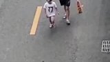 贪玩不肯回家吃饭，爸爸拿着鸡毛掸子和喇叭成功叫回家