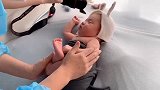 萌娃第一次拍“满月照”,全程享受的小表情萌翻了,网友：好可爱
