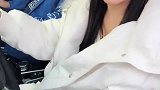 儿媳妇开车带着公公，小伙一来，公公立马跑了