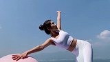 分享一个用瑜伽球开肩美背拍美照的动作初学者建议收藏练习