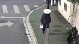 司机错把油门当刹车，冲上人行道，幸好路过大爷身手矫健