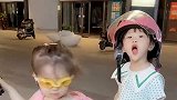 你们的哥哥都回来了，两个小萌宝还要骑摩托接哥哥放学，太可爱了