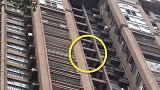 男子情绪激动扔了手机钱包跳下26楼 结局令人意外
