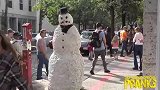 吓人雪人恶作剧，装扮成雪人吓路人，美女非常害怕