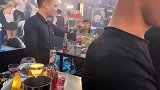 你还别说，大妈挺会玩！