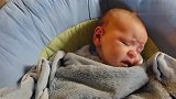 小宝宝已经扭来扭去无数次了，很痛苦的样子，这真是在睡觉吗？