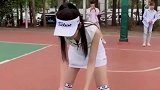 美女穿成这样，确定是来打篮球吗，后面小哥手机都准备好了