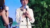 孙俪穿抹胸长裙亮相，被指风尘味太浓，搭配金色高跟鞋成了槽点