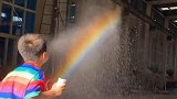 河南郑州：男孩嘴里含一口水，站在太阳下喷出彩虹