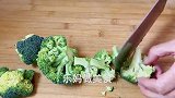 西蓝花这样炒，脆嫩鲜爽，营养丰富又好吃，做法超简单一看就会