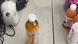 店主热情演唱，顾客结账被忽视