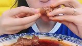 姑娘吃爆辣羊蹄，上来直接一口秒，真是太厉害了！