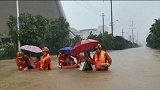 山东淄博：围墙倒塌雨水倒灌进小区 消防员6小时背出50名老人