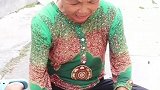 这个女人撞到老奶奶了，还欺骂她，大没素质了。