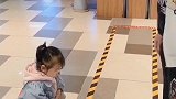 女儿闹脾气，老公不厌其烦的一直哄，真不愧是上辈子的小情人啊