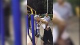 瞠目结舌 高龄老人在公园大秀铁头功