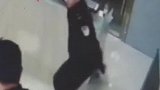派出所搞笑一幕，24岁小伙通宵结案后，忍不住在大厅内起舞