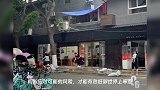 西安一街道多家店铺门头变黑白,市民:有点瘆人